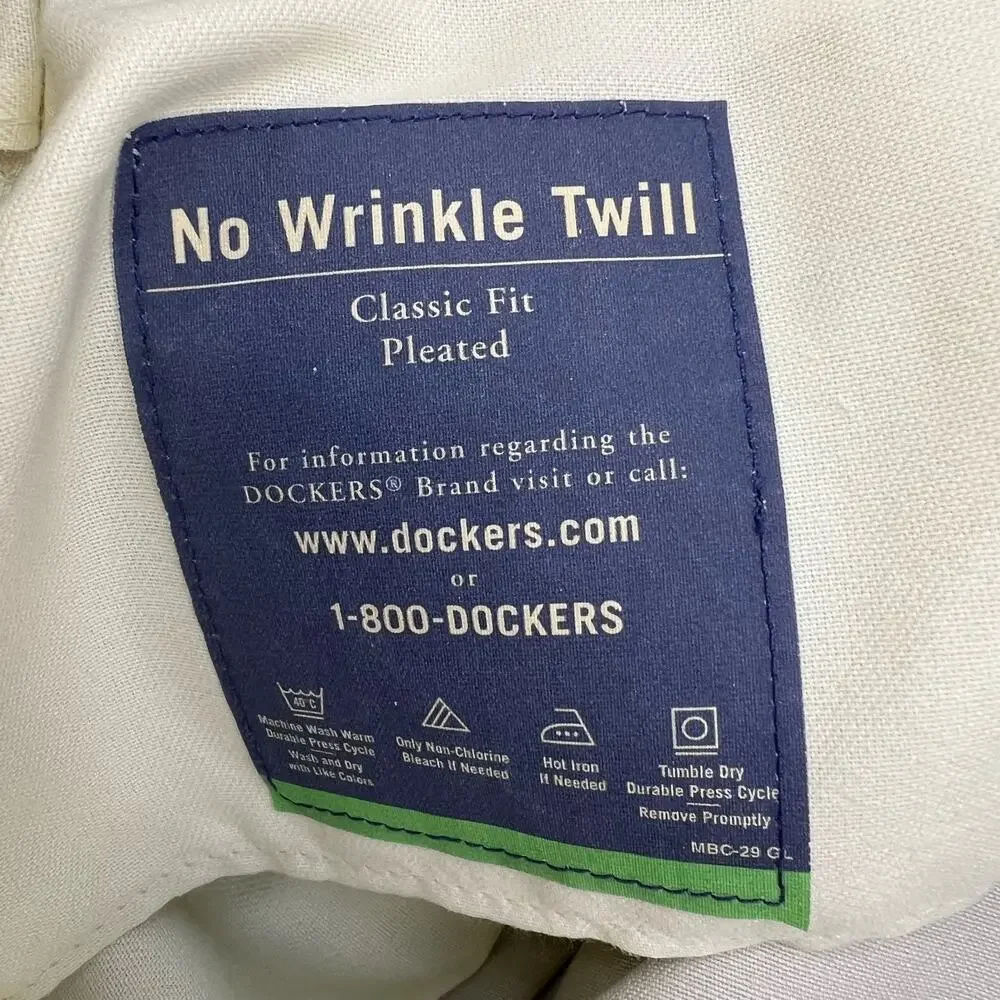 NWT Dockers Khaki Pants Men's 38X32 Classic Fit Pleated Front No Wrinkle Twill